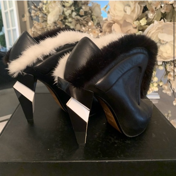 BRAND NEW FENDI ANKLE BOOTS! CHIC! SIZE 6 - Picture 5 of 9